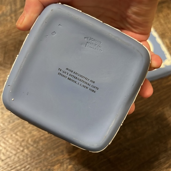 Wedgwood made in England blue jasperware Eagle lidded trinket dish - Picture 4 of 7